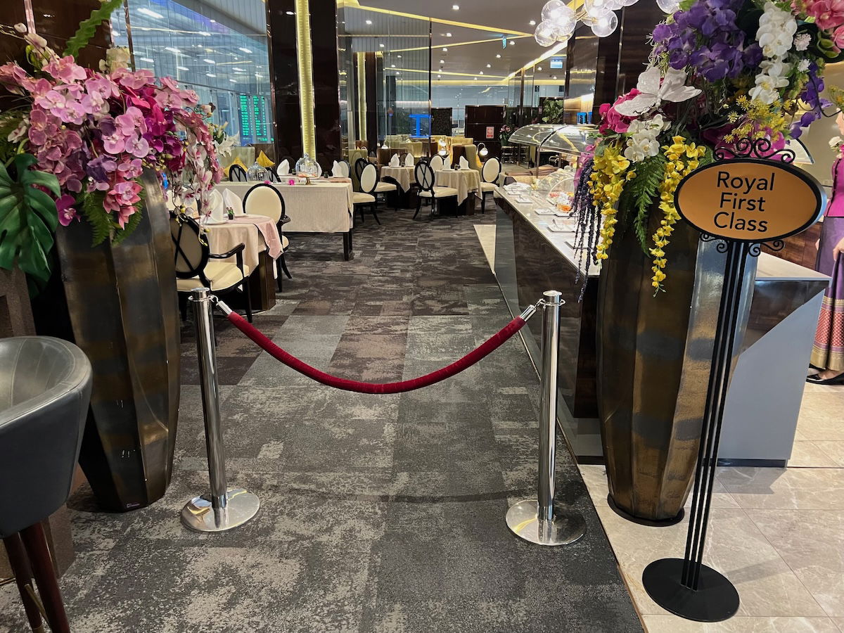 Royal First Lounge